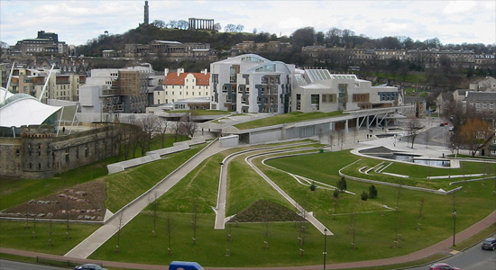 Шотландский парламент. Панорама (вид с холма).